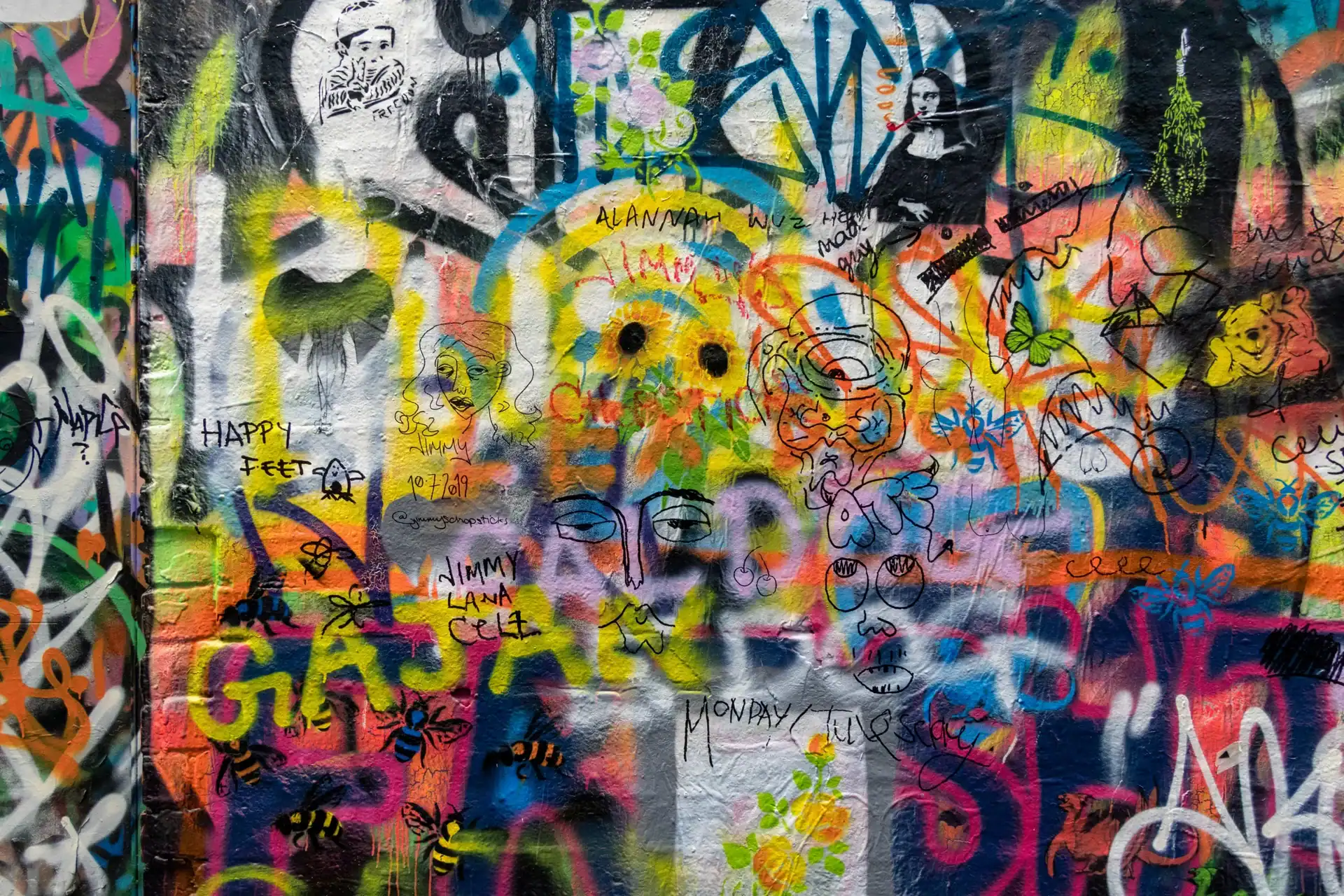 Anti-Graffiti-Schutz braucht Untergrund und Opferlogik: generisches Detailmotiv aus der Gebäudereinigung