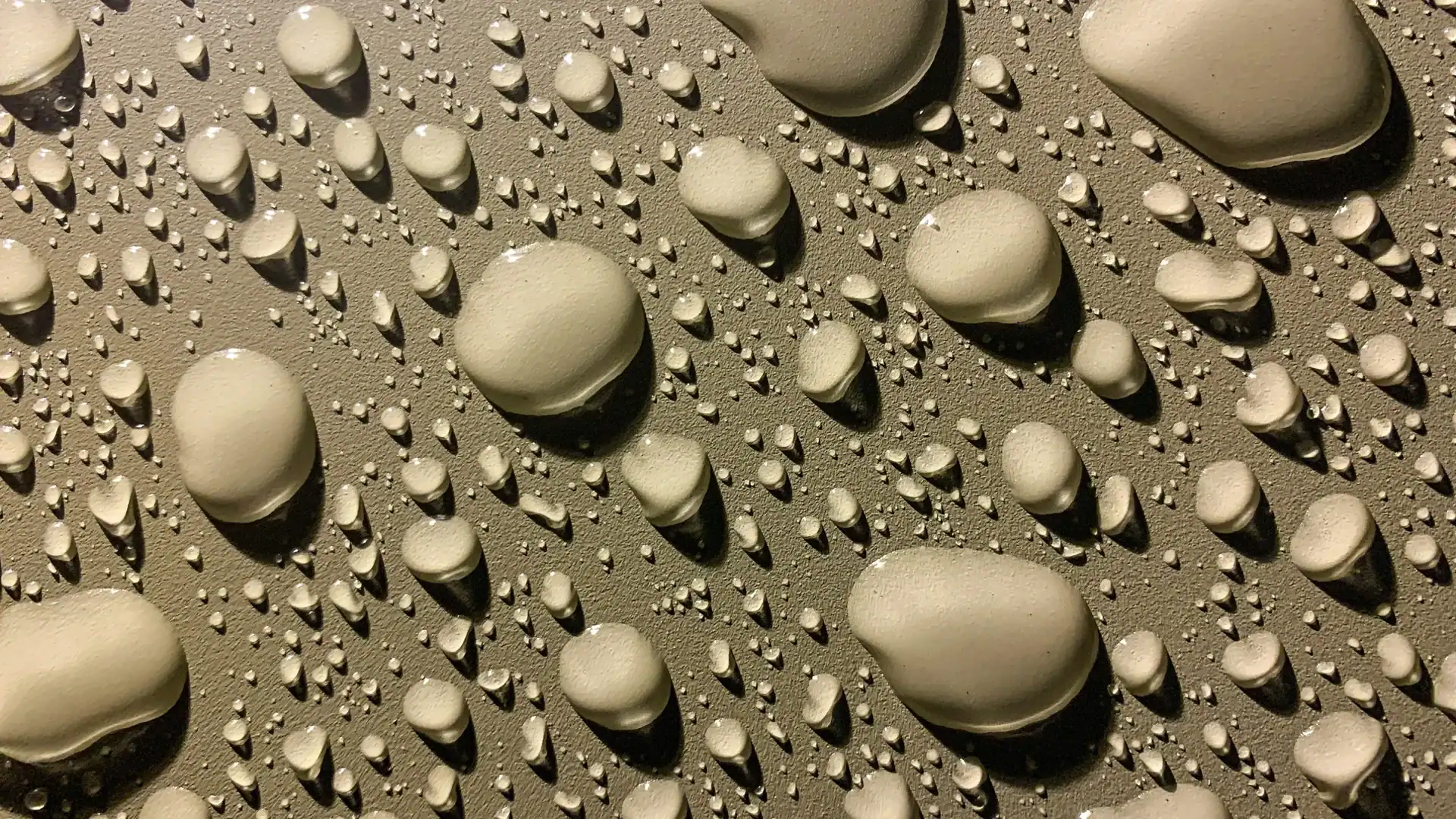 Hydrophobierung von Stein und Fassade richtig einordnen: generisches Detailmotiv aus der Gebäudereinigung